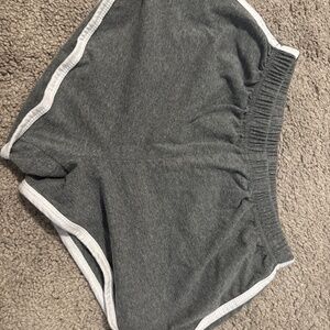 grey shorts
